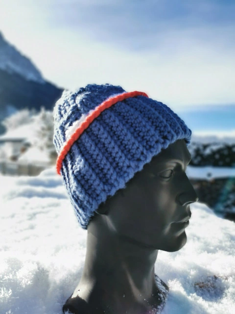 Handgearbeitete blaue Mütze mit roter Kante